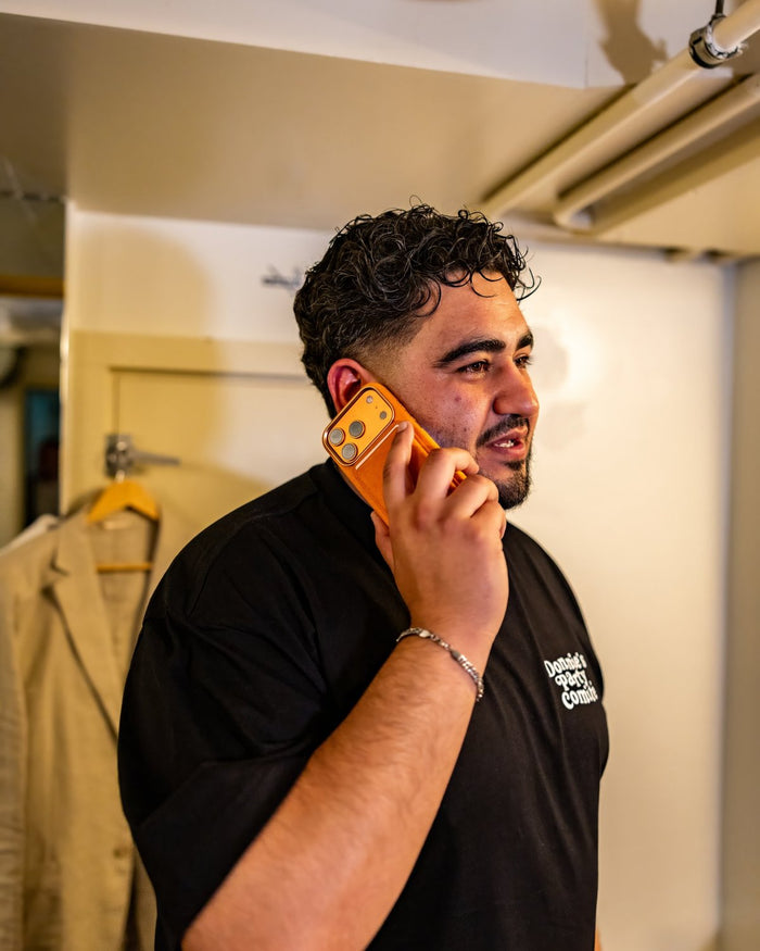 Ammar met zijn ALCANLUXURY-hoesje