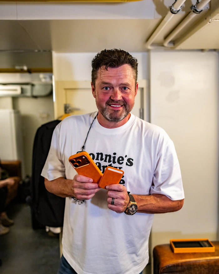Frans Duijts met zijn ALCANLUXURY-hoesje