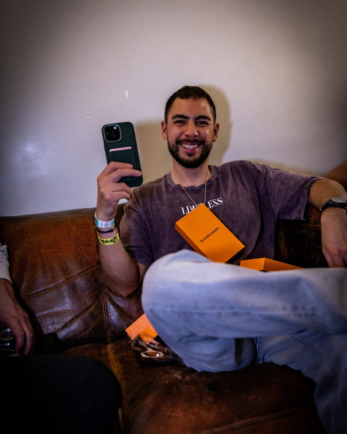 Oliver Rosa met zijn ALCANLUXURY-hoesje